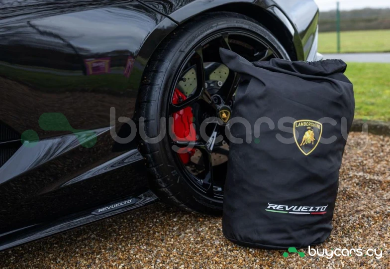 Lamborghini Revuelto Black