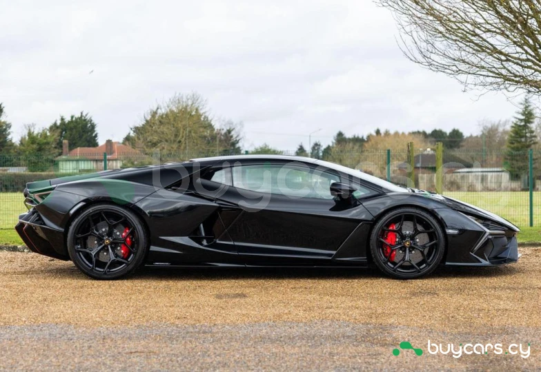 Lamborghini Revuelto Black