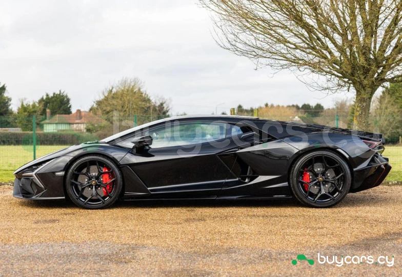 Lamborghini Revuelto Black