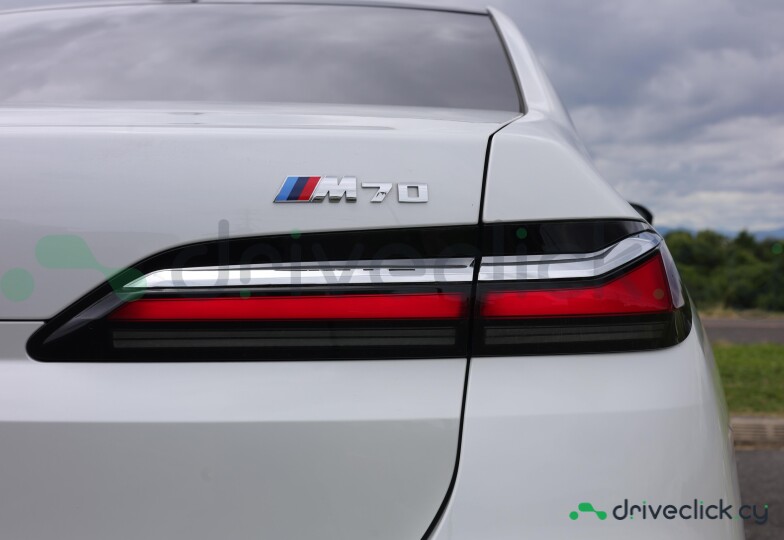 BMW i7 White
