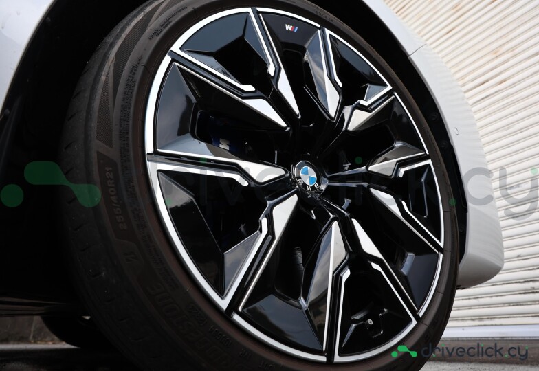 BMW i7 White