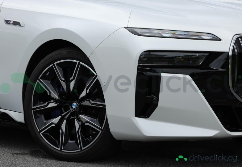 BMW i7 White