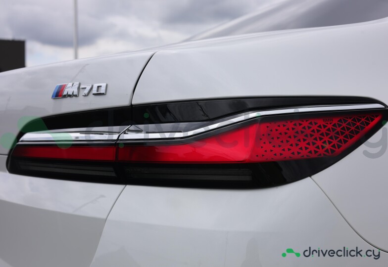 BMW i7 White