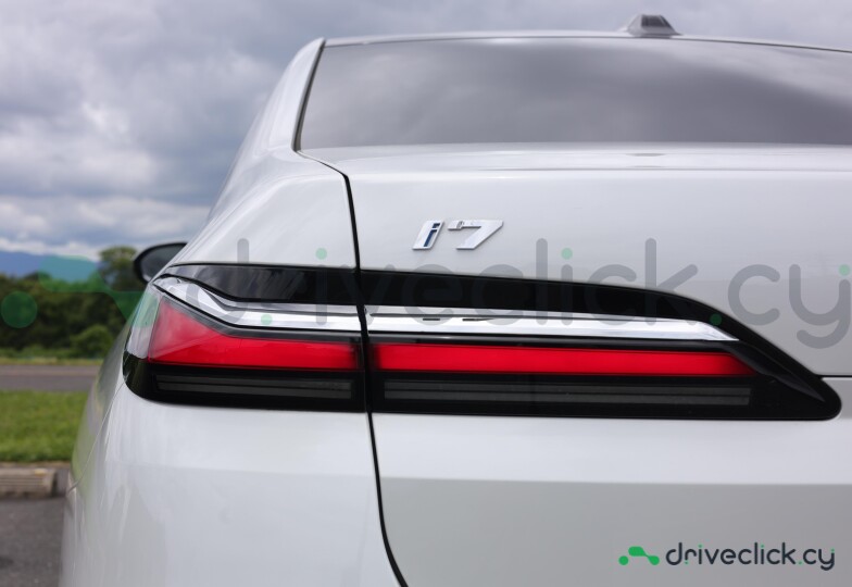 BMW i7 White
