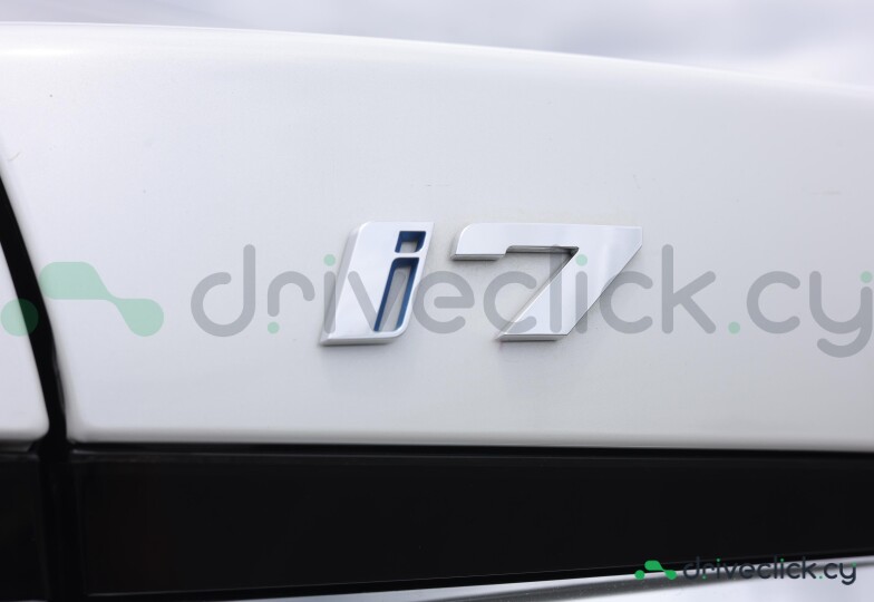 BMW i7 White