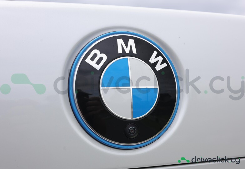 BMW i7 White