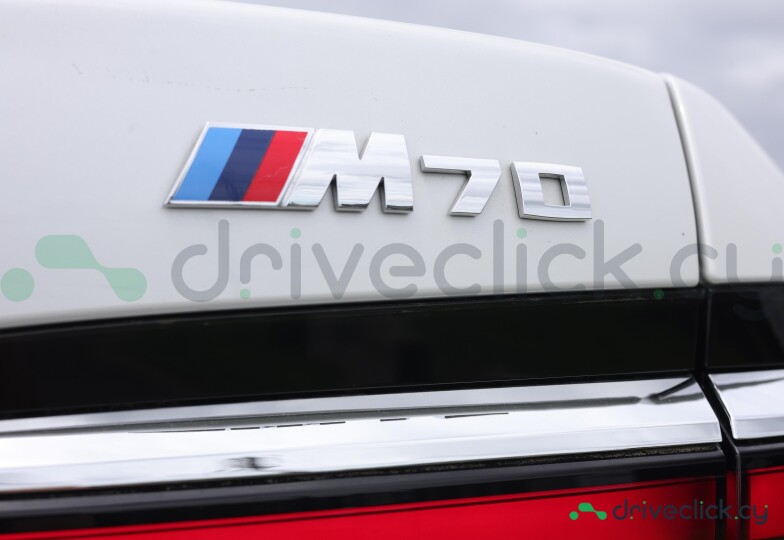 BMW i7 White