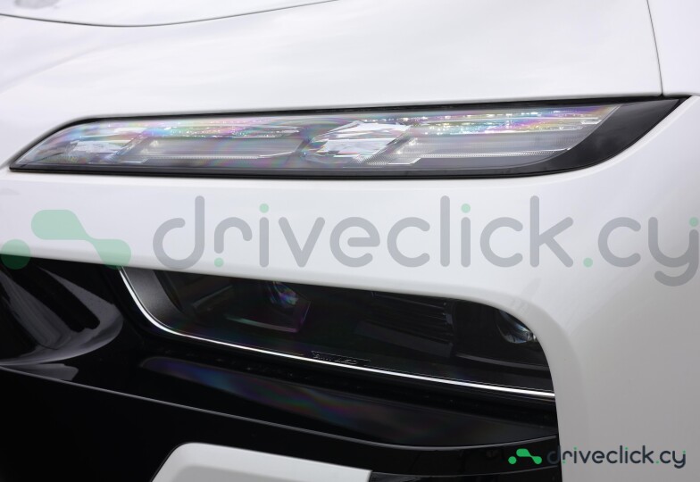 BMW i7 White