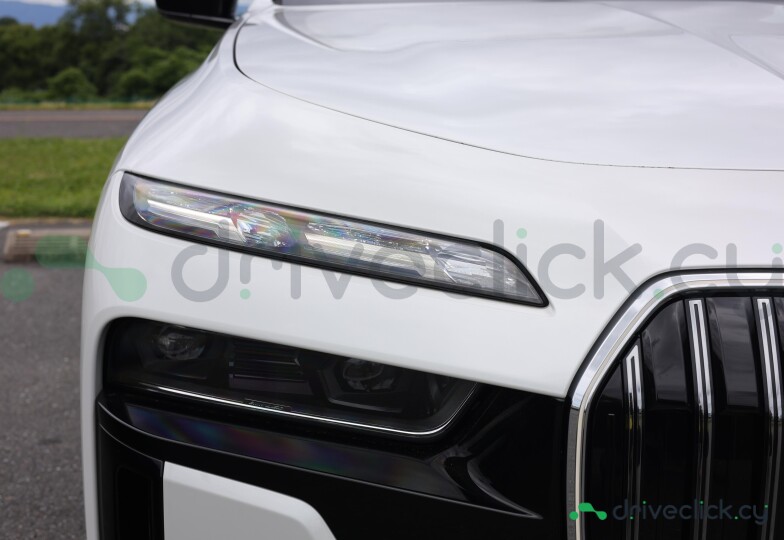 BMW i7 White