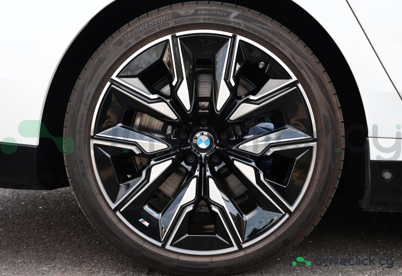 BMW i7 White