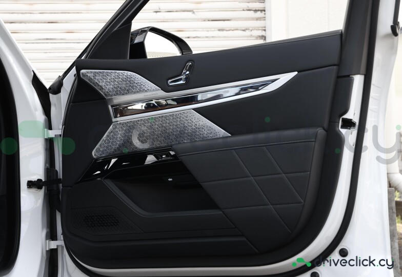 BMW i7 White