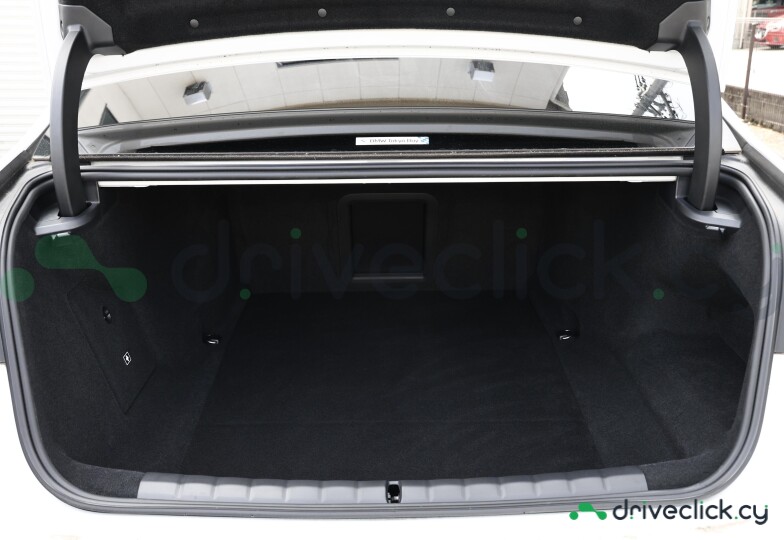 BMW i7 White