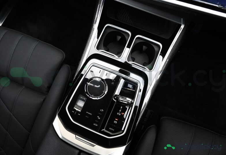 BMW i7 White
