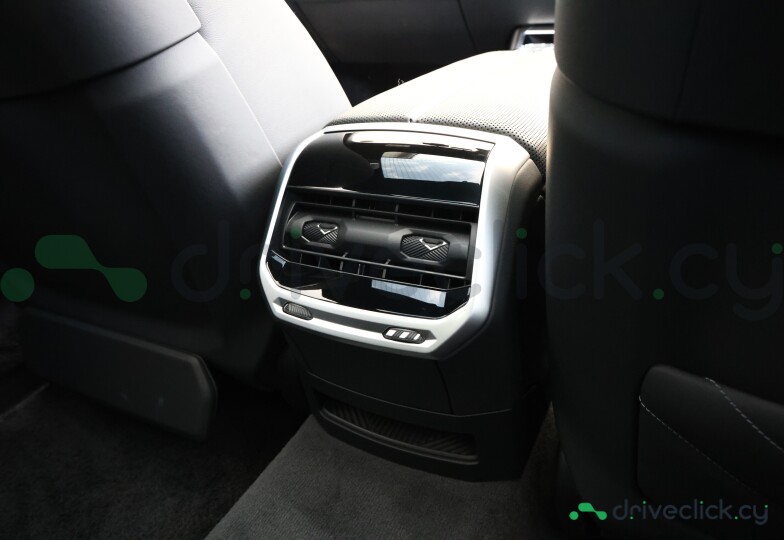 BMW i7 White