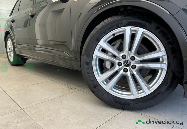 Audi Q7 Black