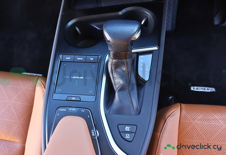 Lexus UX Green