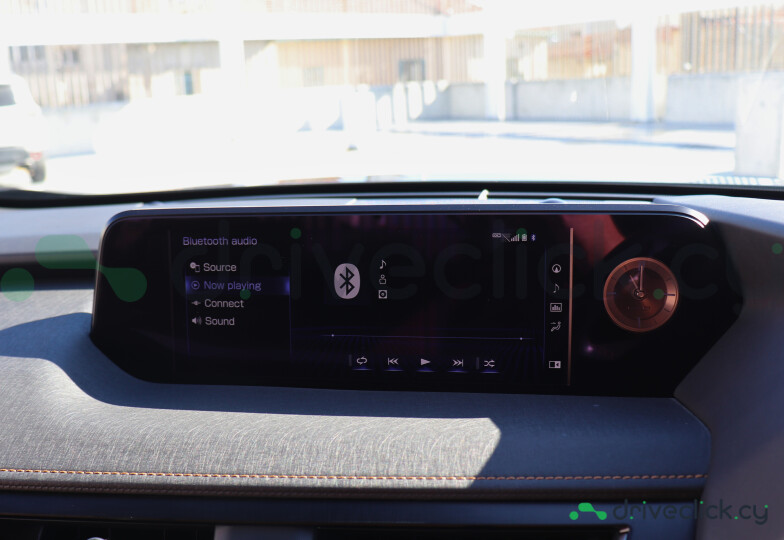 Lexus UX Green