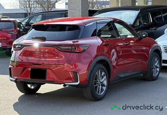 Lexus LBX Красный