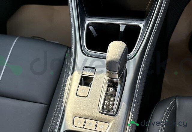 Lexus LBX Красный