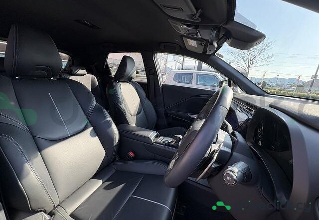 Lexus LBX Красный