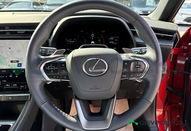 Lexus LBX Красный