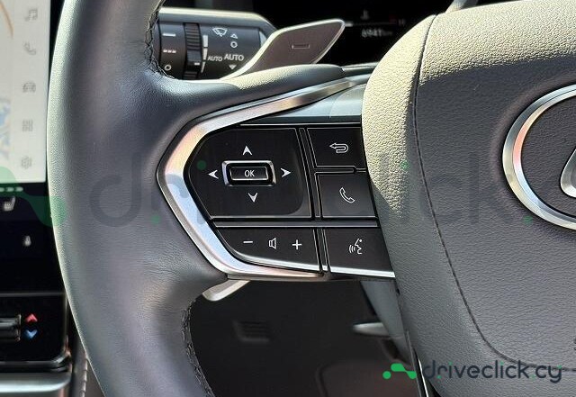 Lexus LBX Красный