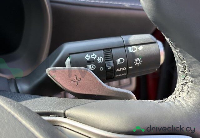 Lexus LBX Красный