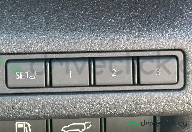 Lexus LBX Красный