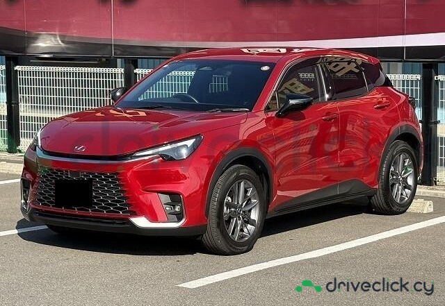 Lexus LBX Красный