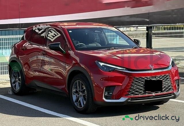 Lexus LBX Красный