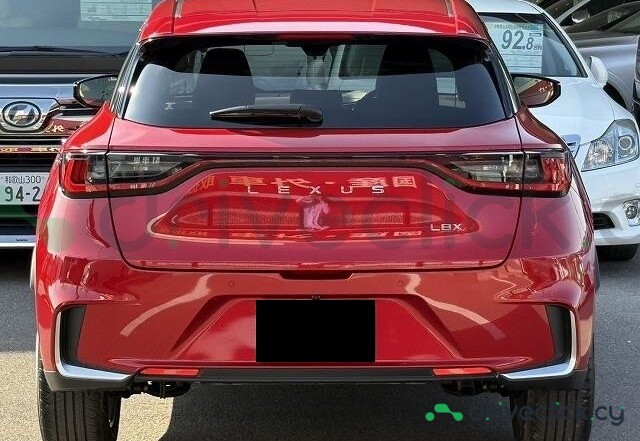 Lexus LBX Красный