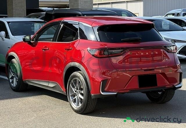 Lexus LBX Красный