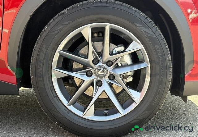 Lexus LBX Красный