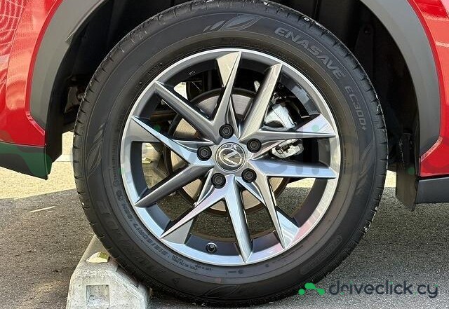 Lexus LBX Красный