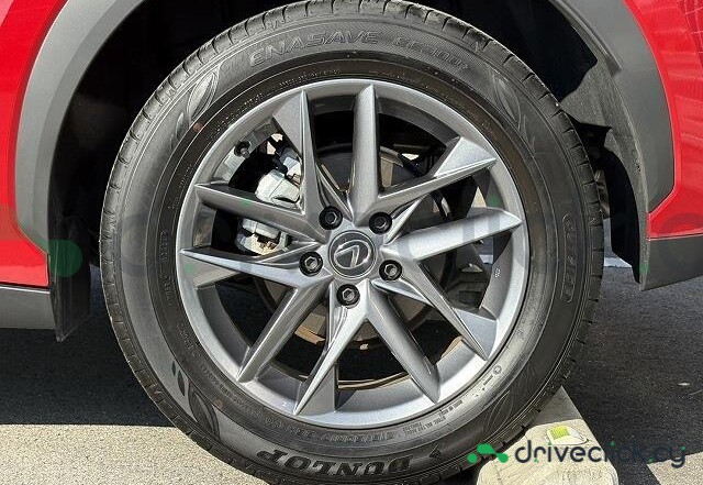 Lexus LBX Красный