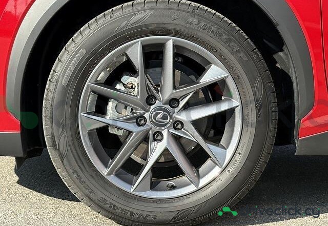 Lexus LBX Красный