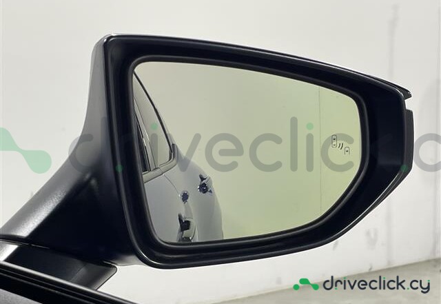Lexus LBX Синий