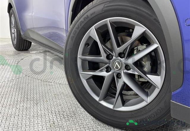Lexus LBX Синий