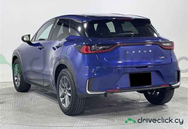 Lexus LBX Синий