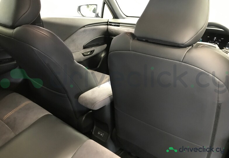 Lexus LBX Серый