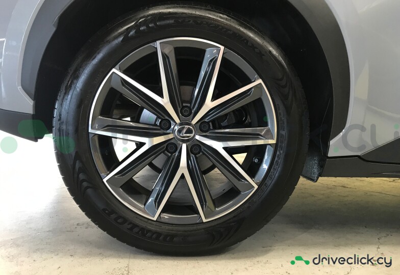 Lexus LBX Серый