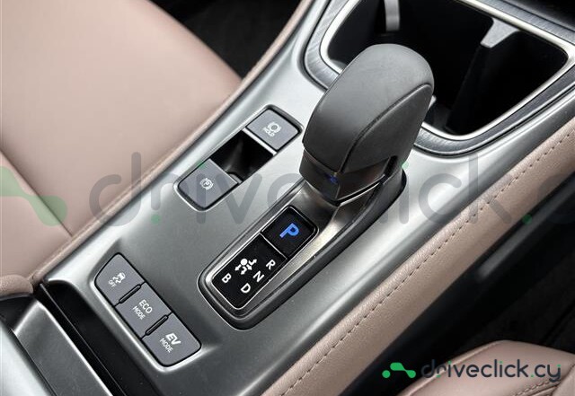Lexus LBX Белый