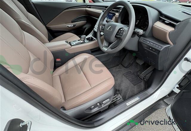 Lexus LBX Белый