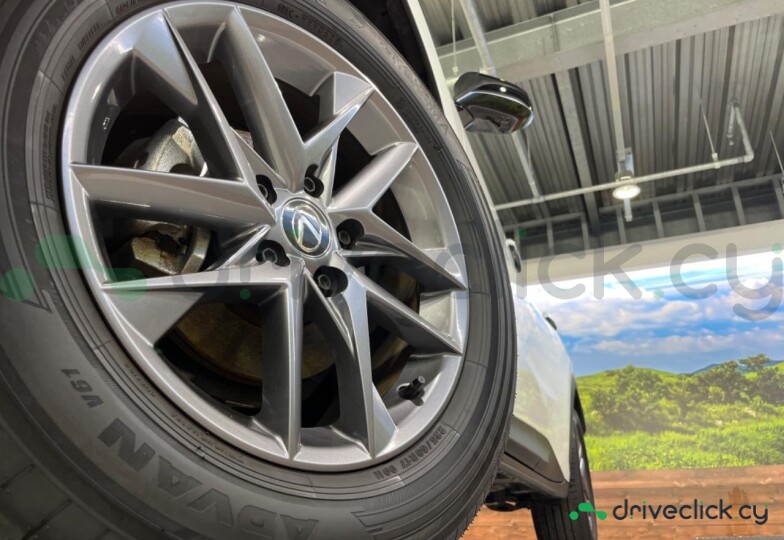 Lexus LBX Белый