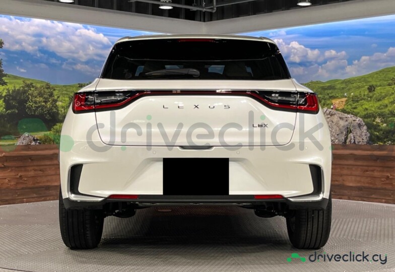 Lexus LBX Белый