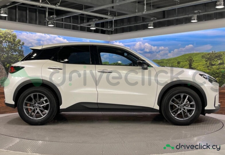 Lexus LBX Белый