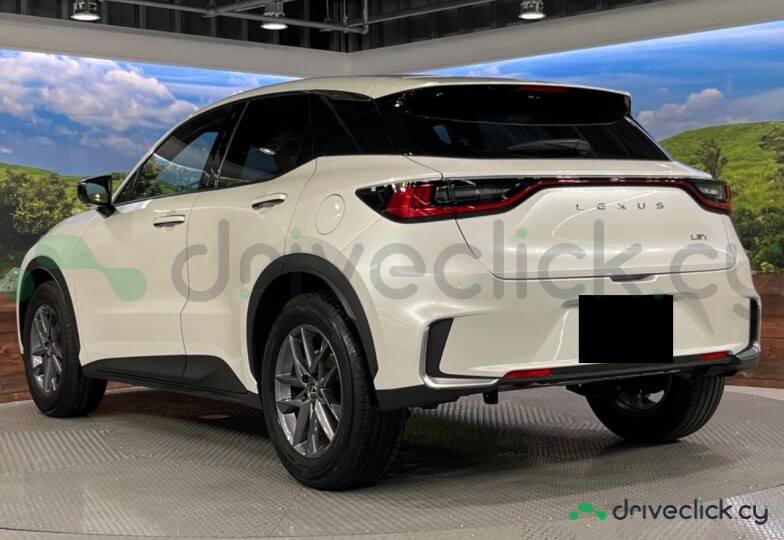 Lexus LBX Белый