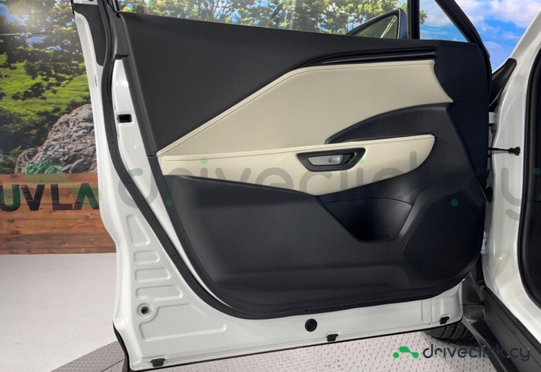 Lexus LBX Белый