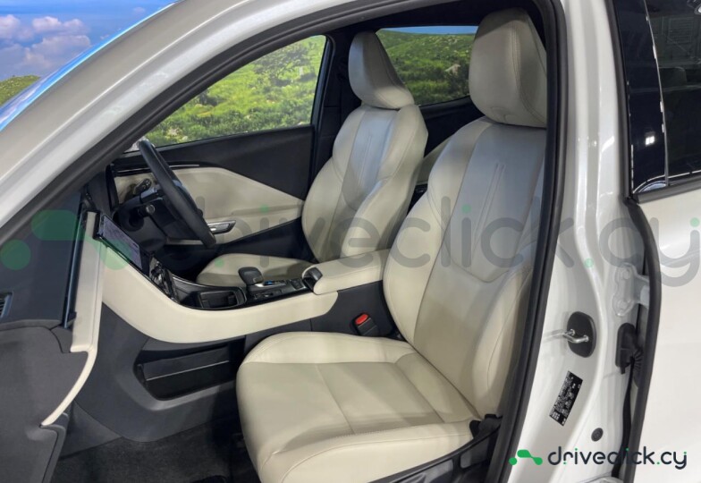 Lexus LBX Белый