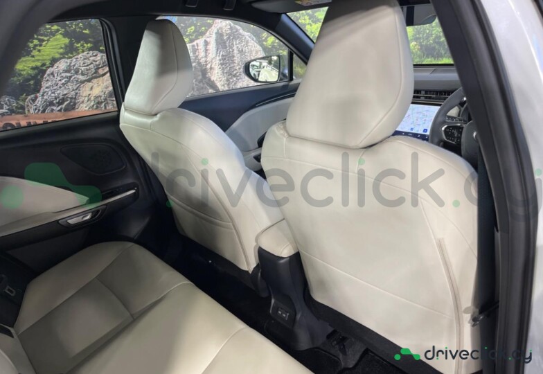 Lexus LBX Белый